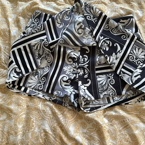 Women’s black and white patterned skort, size 6, Express - Picture 2 of 4